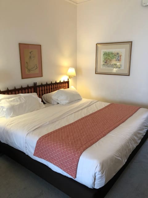 Al Bustan Hotel — photograph 2