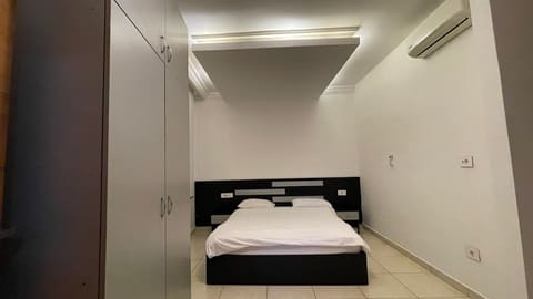 Le Caravelle Condominium — photograph 2