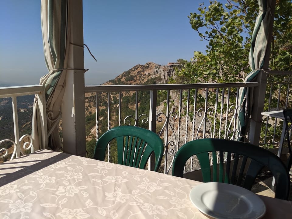 Jar el Kamar restaurant , Beskinta