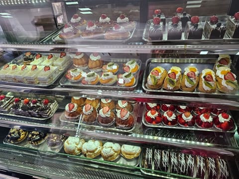 de l'amitié: the pastry boutique — photograph 4