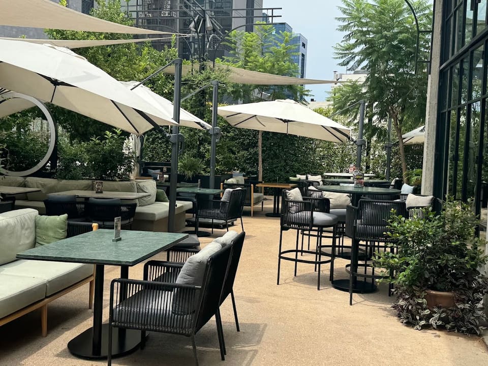 Casper & Gambini's - The Location, Dbayeh