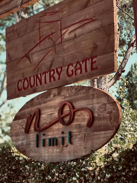No Limit Sunset Lounge — photograph 3