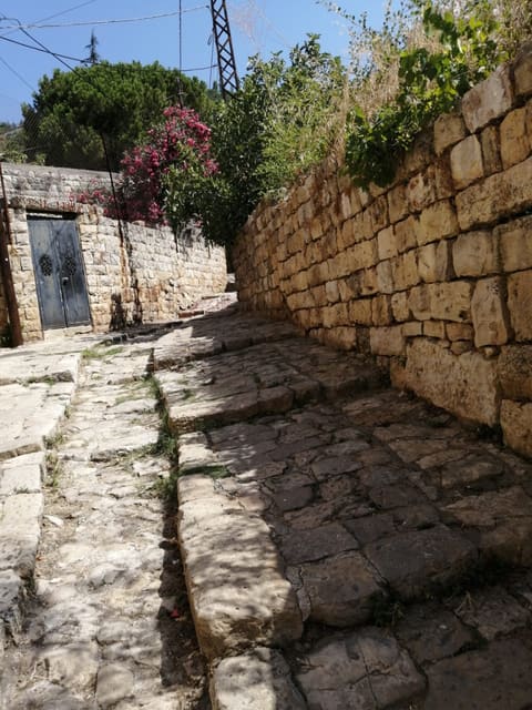 Priceless old roads of deir el kamar — photograph 2