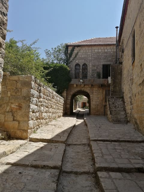 Priceless old roads of deir el kamar — photograph 4