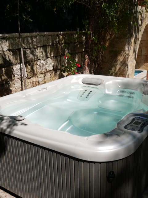 Privatos Pool & Garden — photograph 2