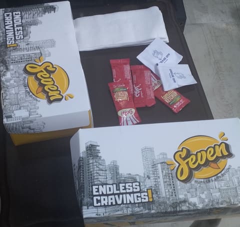 SEVEN Burgers & Beyond — photograph 5