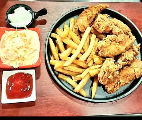 Woodyz Restaurant — photograph 6