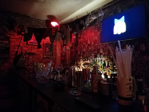 O'clock Coffee Shop & Pub — photograph 3