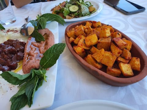 Mashhour Restaurant — photograph 6