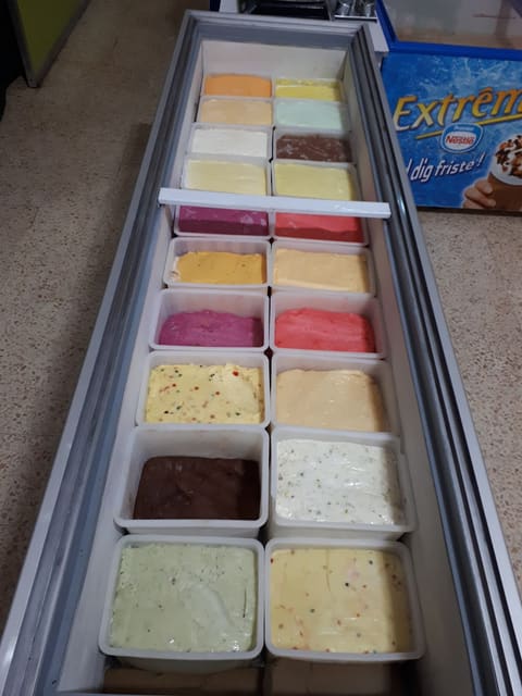 Friends and ice cream desserts — photograph 6