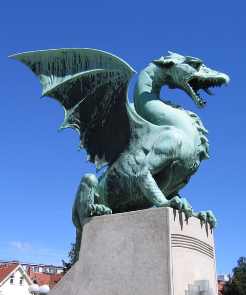 Mighy Dragon Statue — photograph 6