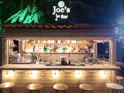 Joe's Bar — photograph 3