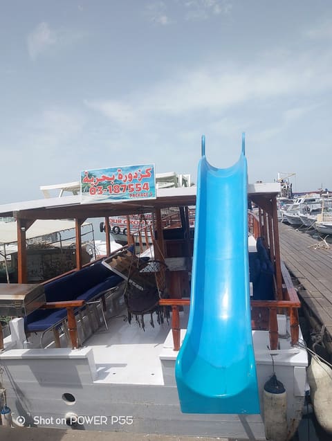 Tourist boat trip — photograph 2