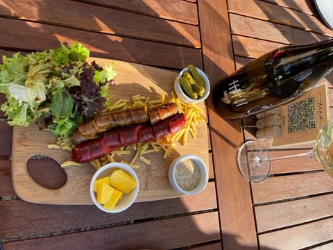 Vine Wine Bar & Deli — photograph 2