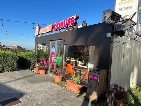 Dunkin' Donuts — photograph 3