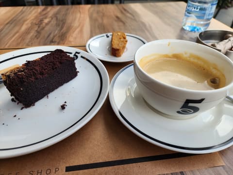 5 Beans Coffee Shop — photograph 3
