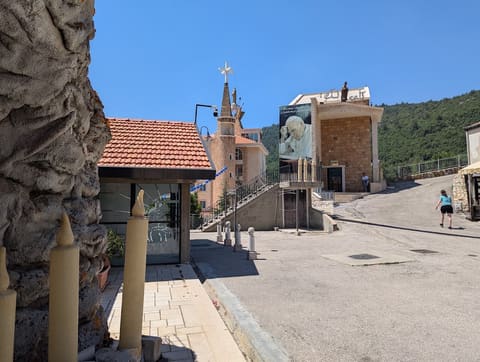 Waqf Saydeh El Inaya - Adonis Jbeil — photograph 3