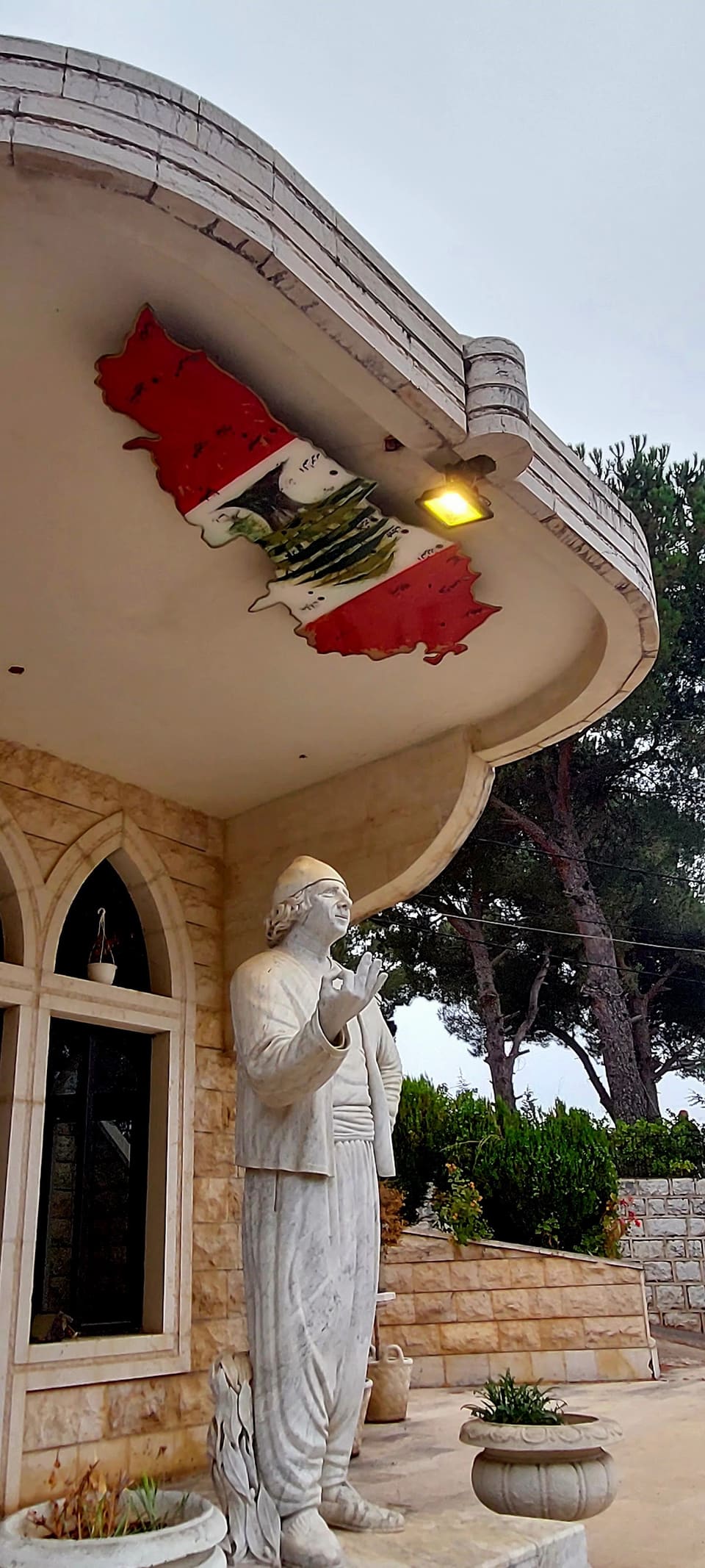 Al Nasb Al Tazkari Lil Fannan Nabih Abu Al Hassan