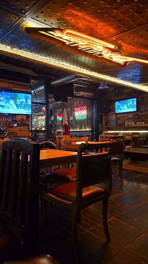 Cholo Lounge — photograph 6