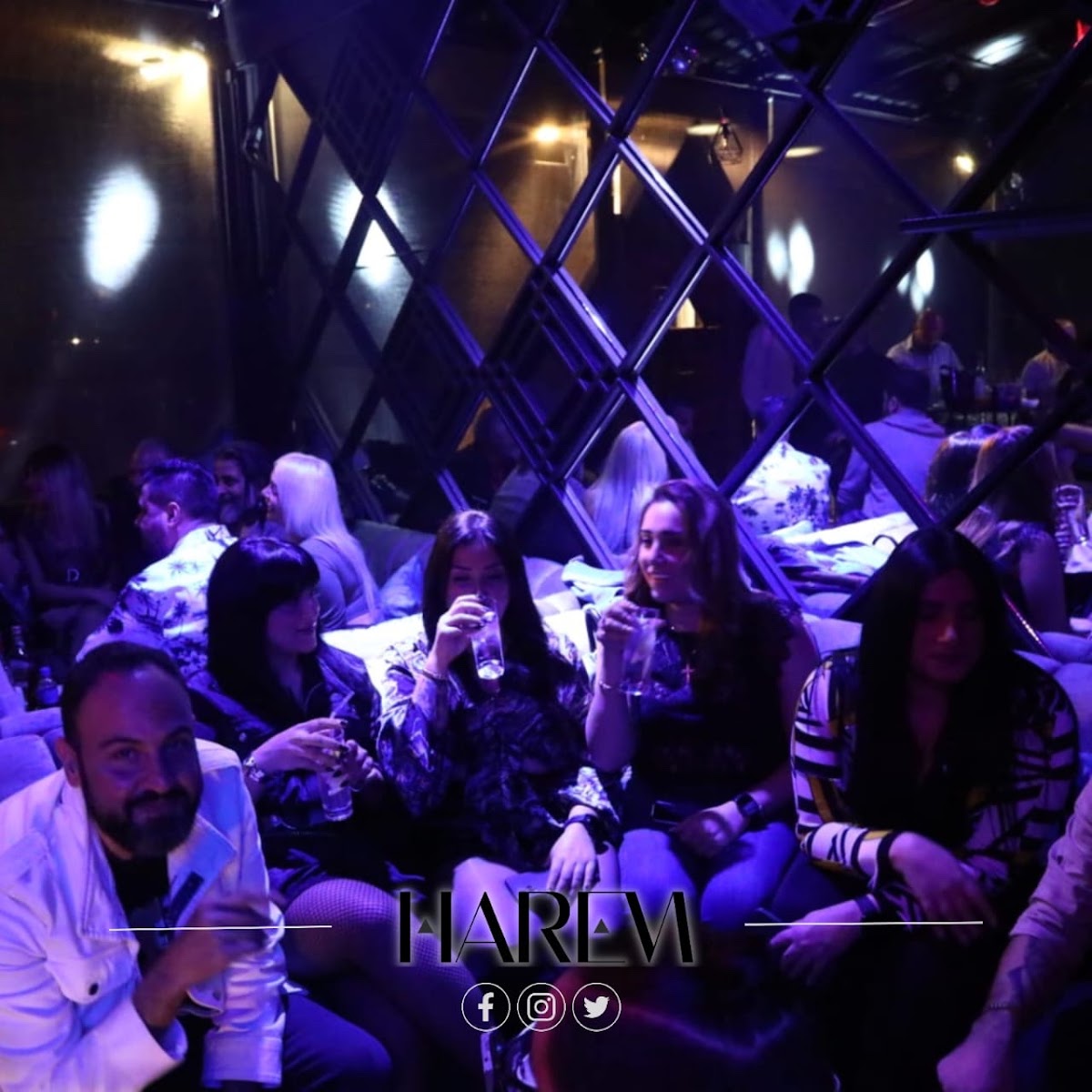 Harem lounge bar — photograph 2