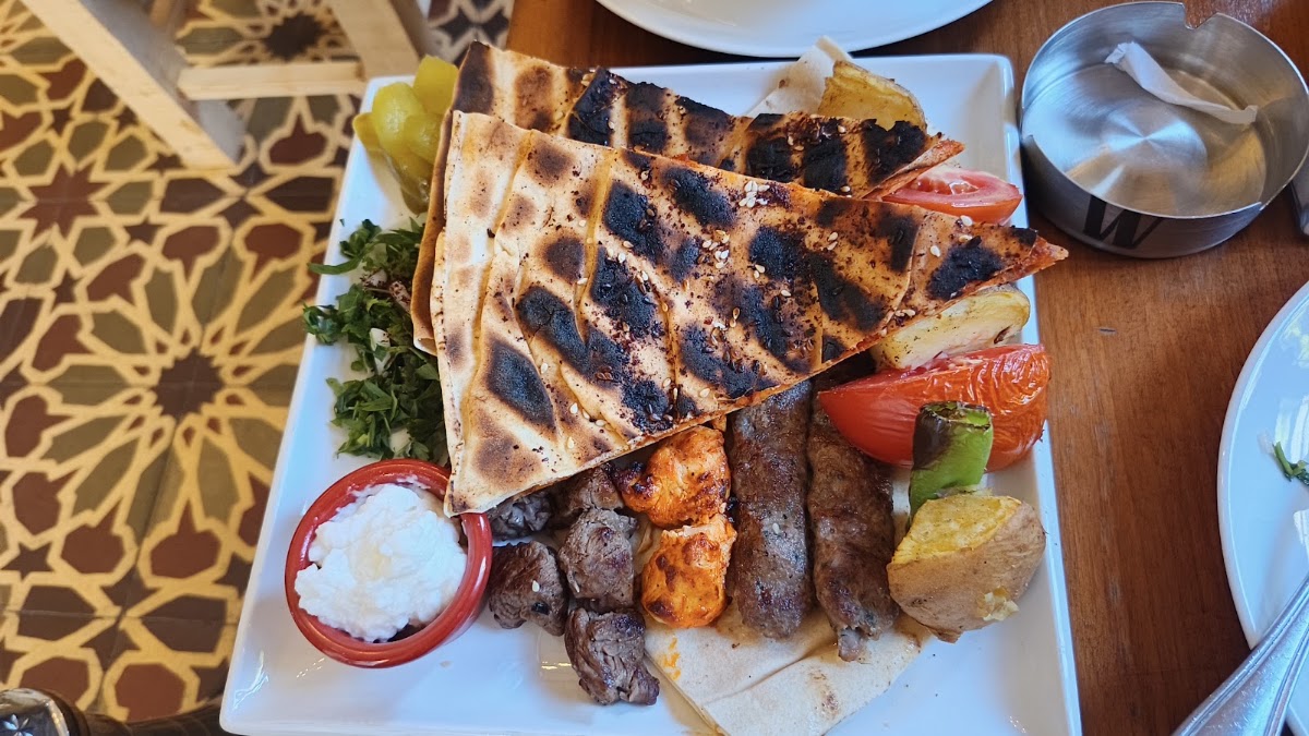 Em Nazih Achrafieh — photograph 4