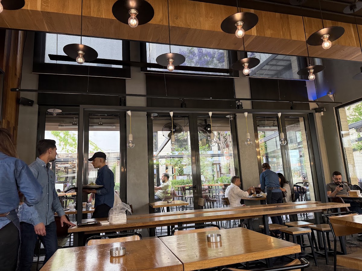 Roadster Diner — photograph 3