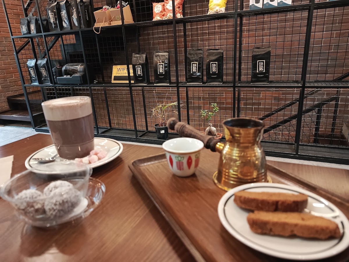 5 Beans Coffee Shop — photograph 2