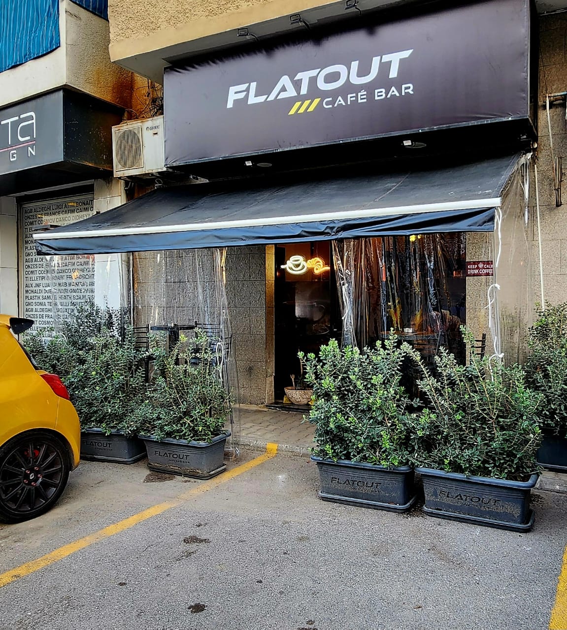 FLATOUT Croissant & Café Bar Sin El Fil