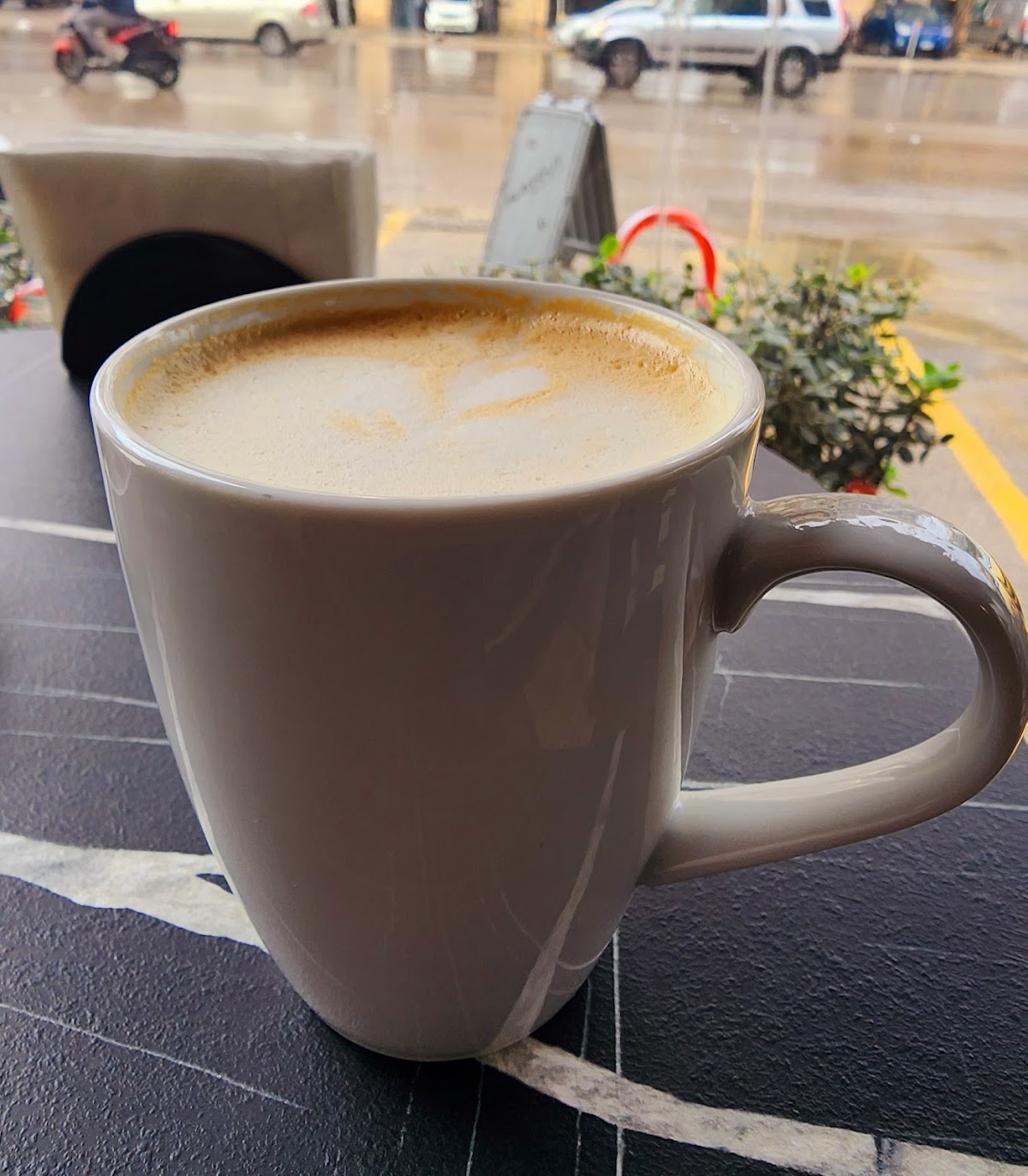 FLATOUT Croissant & Café Bar Sin El Fil — photograph 5