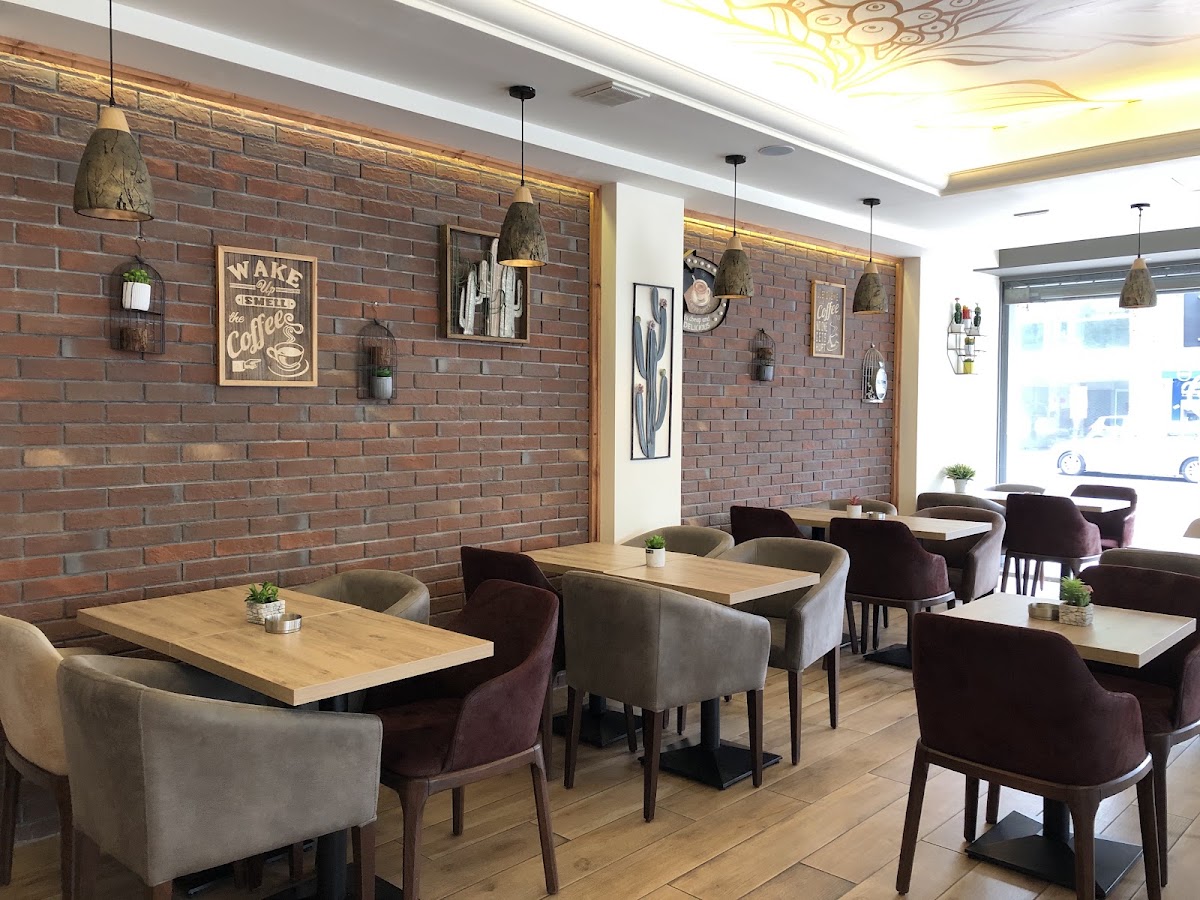 BREWHOLIC CAFE — photograph 3