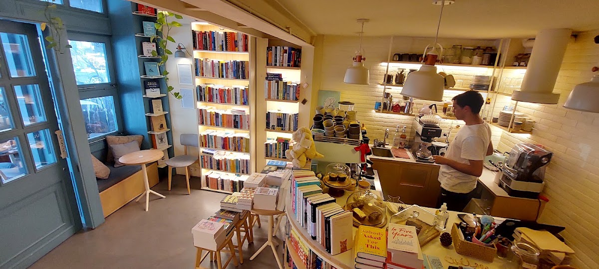 curl book & coffee shop — photograph 2