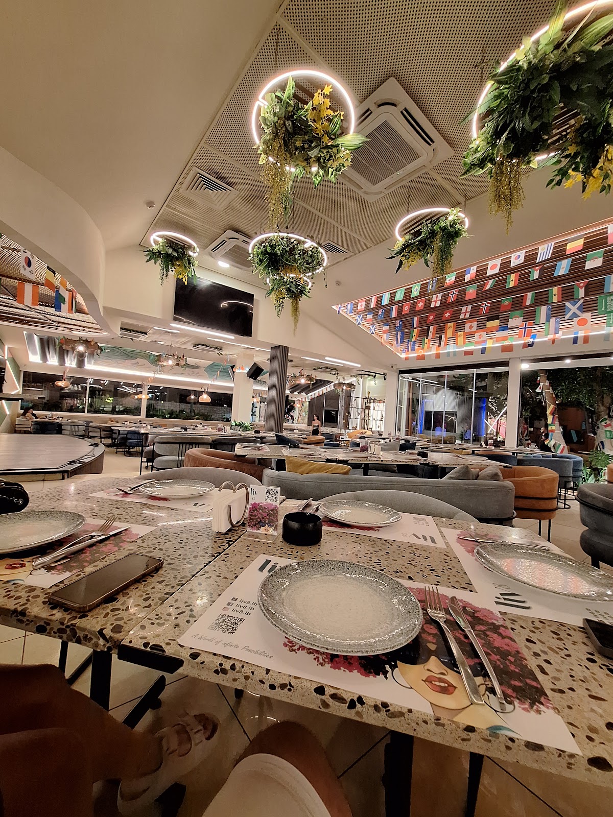 Liv8 Resto Café — photograph 2