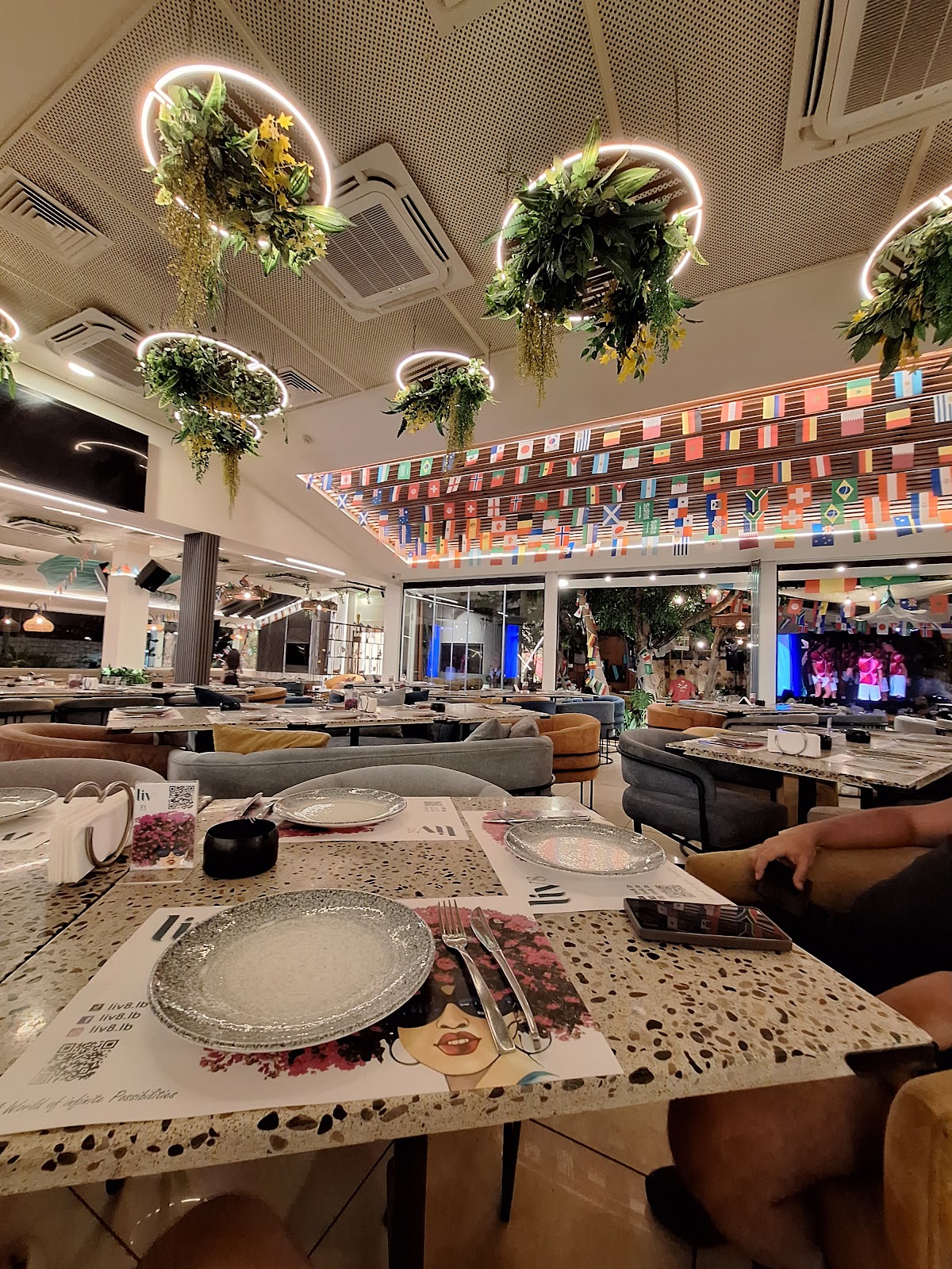 Liv8 Resto Café — photograph 4