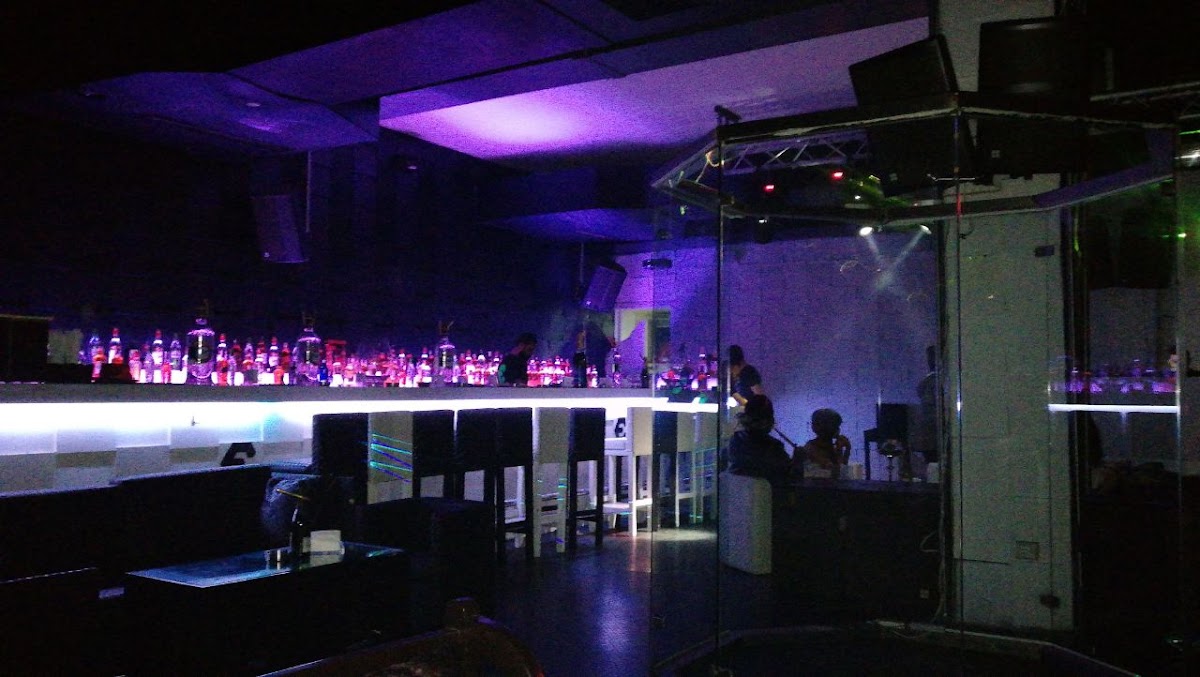 CAFE BAR — photograph 6