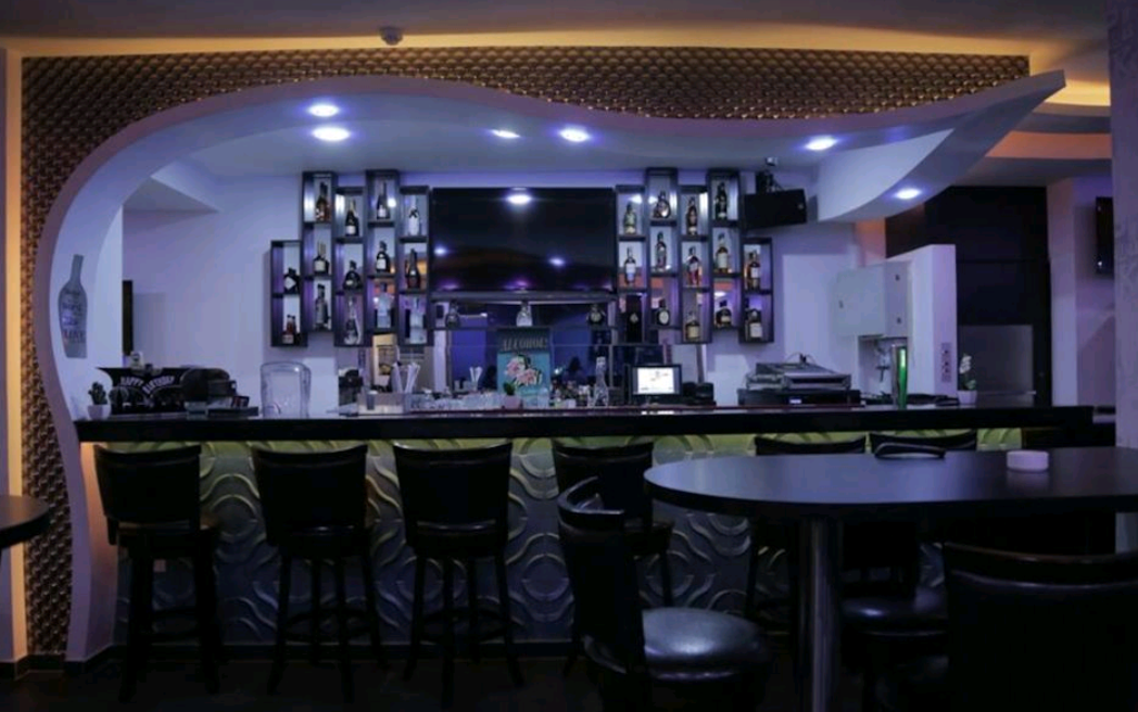 Don Symon Urban Restaurant & Pub — photograph 4