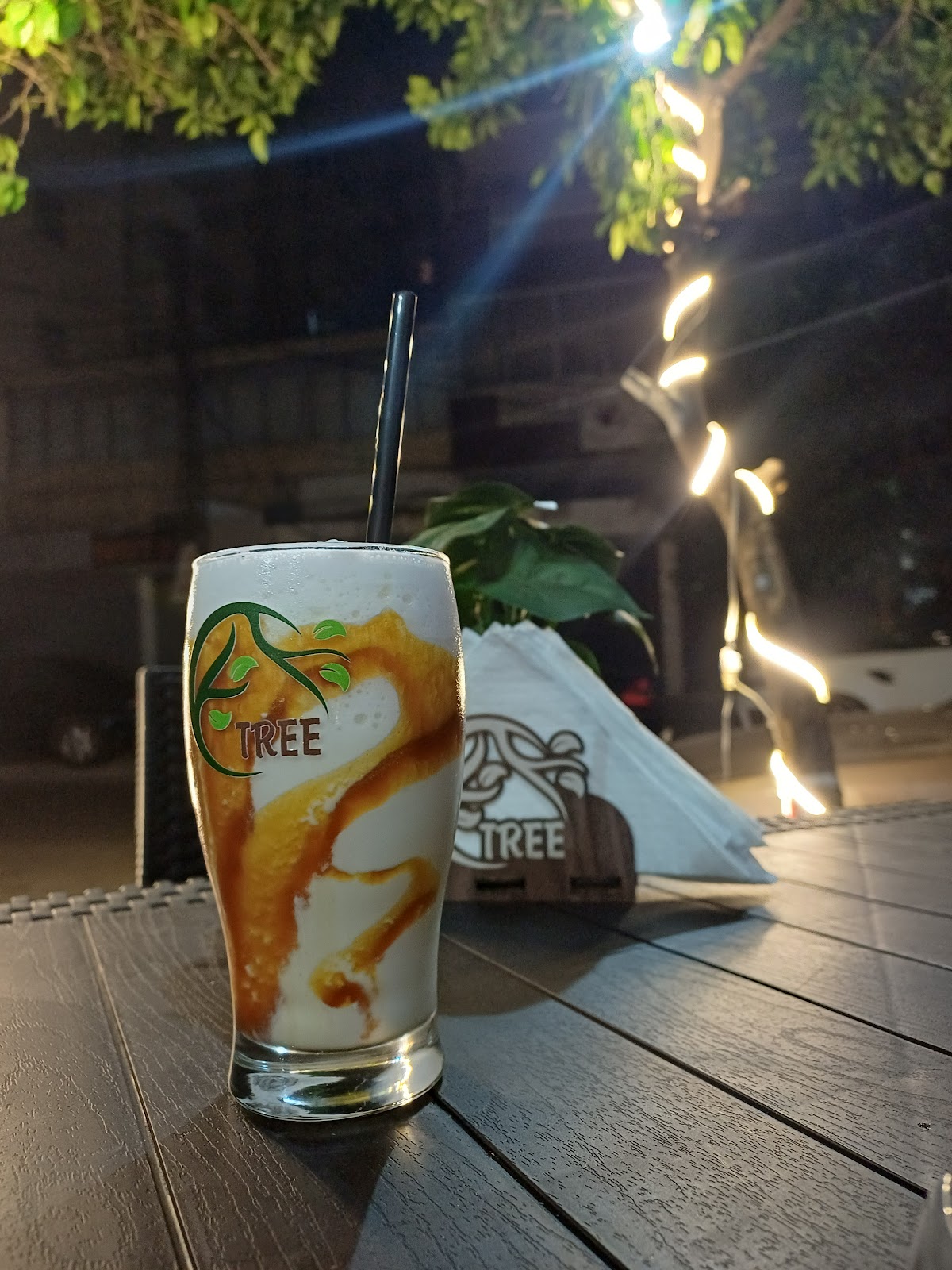 Tree coffee shop — photograph 2