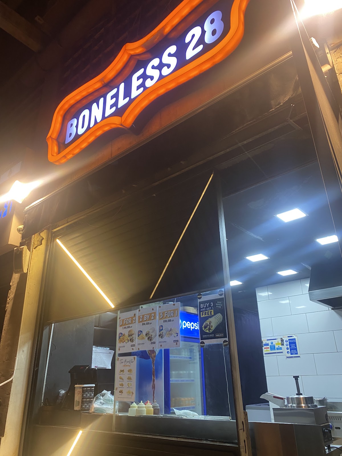 Boneless 28 - Baabda — photograph 2