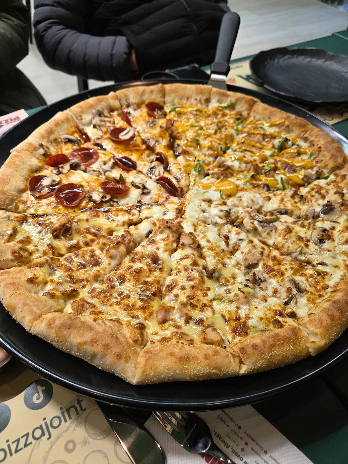 Classic Pizza Joint — photograph 4