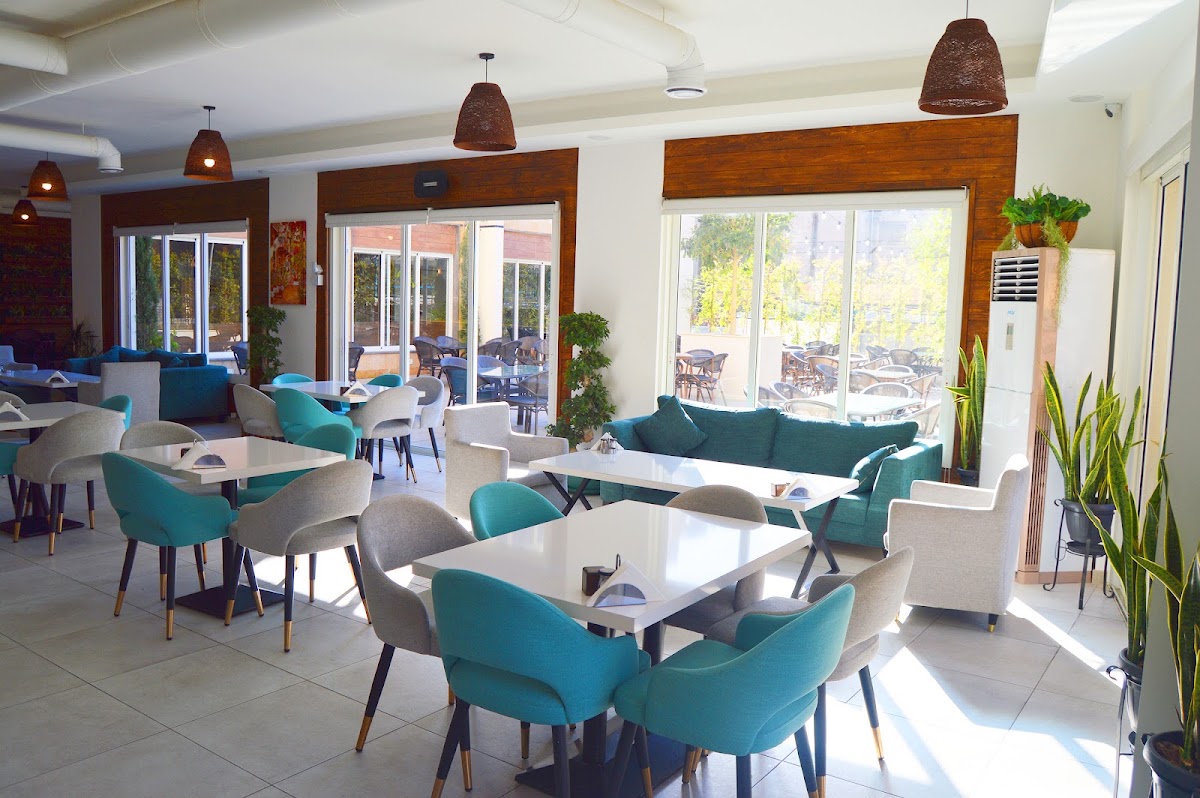 Zanbak Resto & Shisha Garden — photograph 3