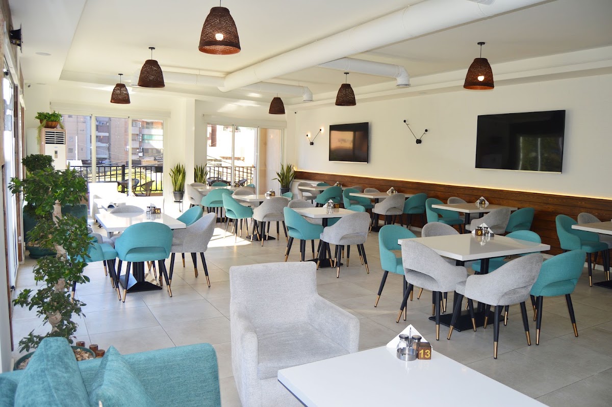 Zanbak Resto & Shisha Garden — photograph 6
