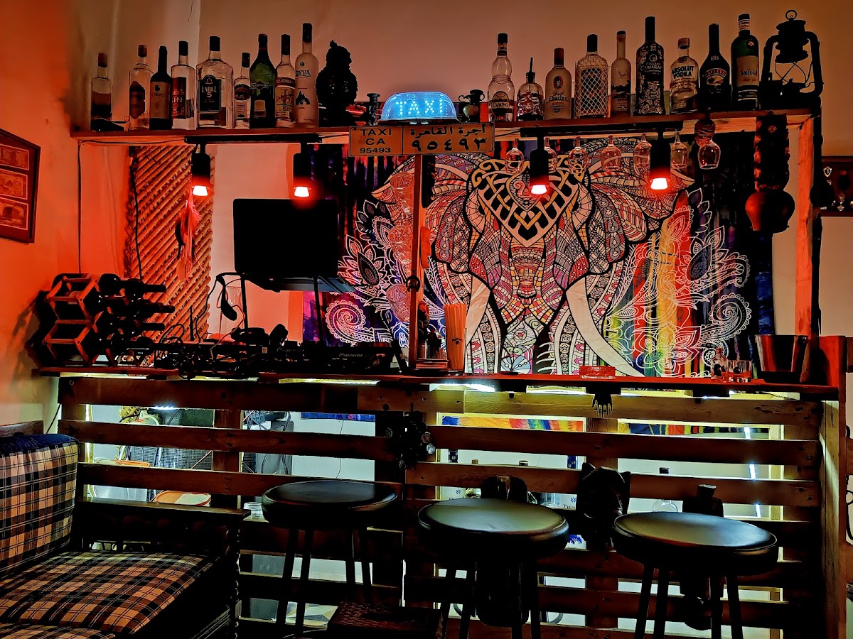 Retro Gate (vintage bar lounge)