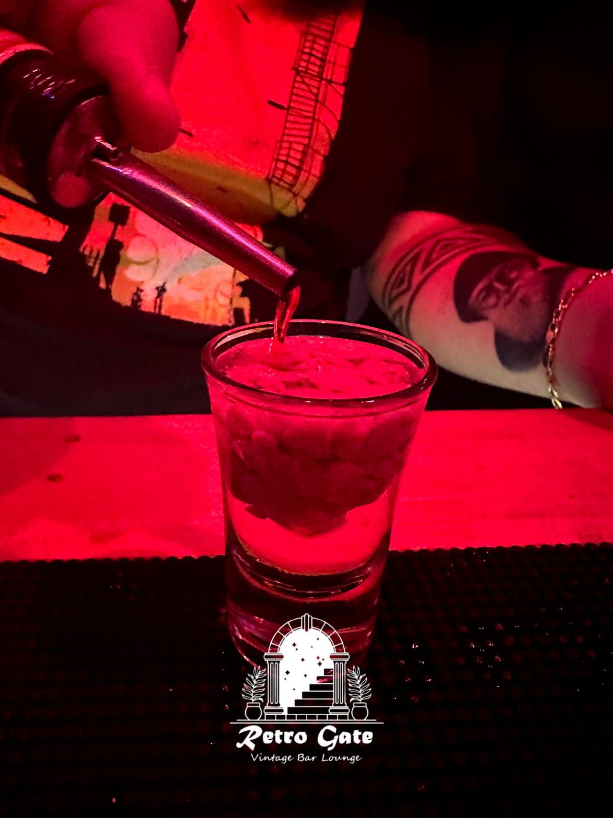 Retro Gate (vintage bar lounge) — photograph 2