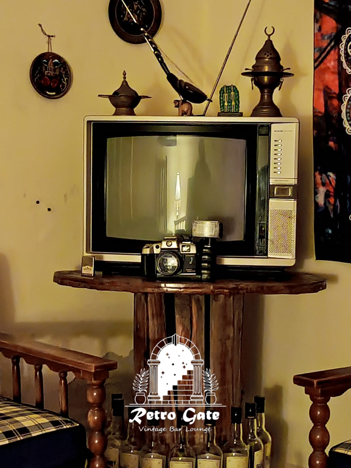 Retro Gate (vintage bar lounge) — photograph 6