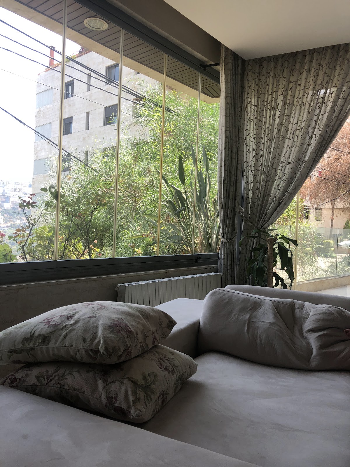 Hazmieh Luxurious 3BD Apartment — photograph 3