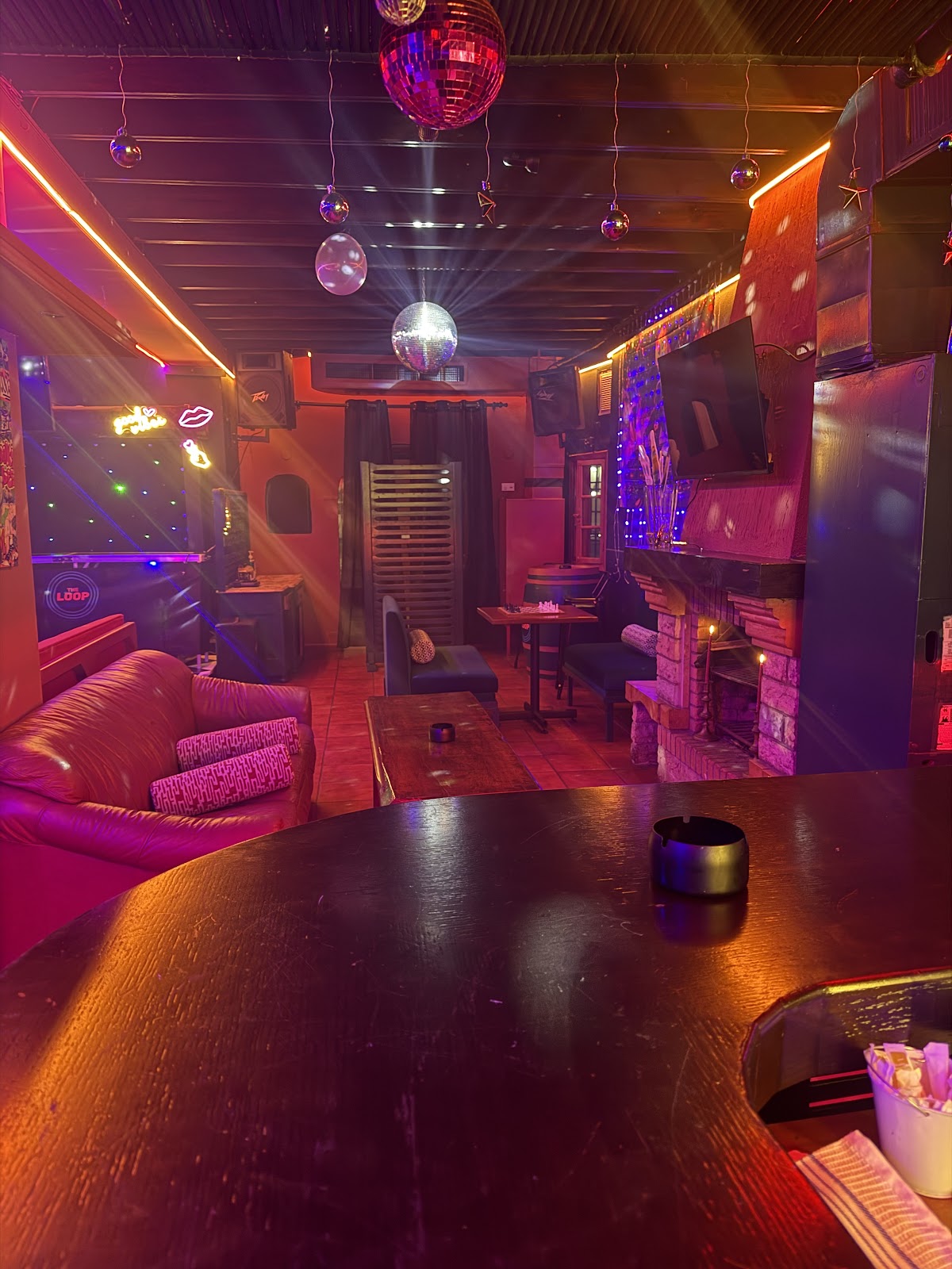 The loop lounge — photograph 6