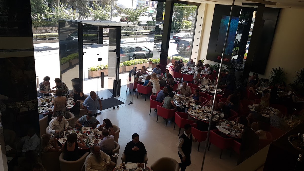 Elysee PALACE CAFE — photograph 5