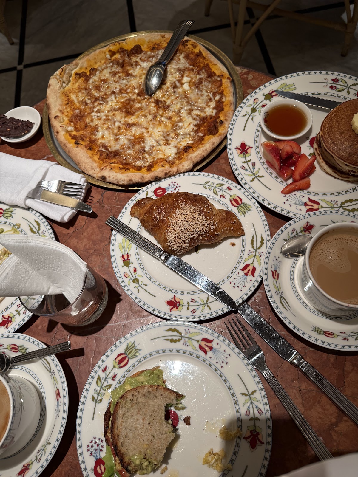 The Lobby Café & Courtyard Albergo Hotel Pizza — photograph 6