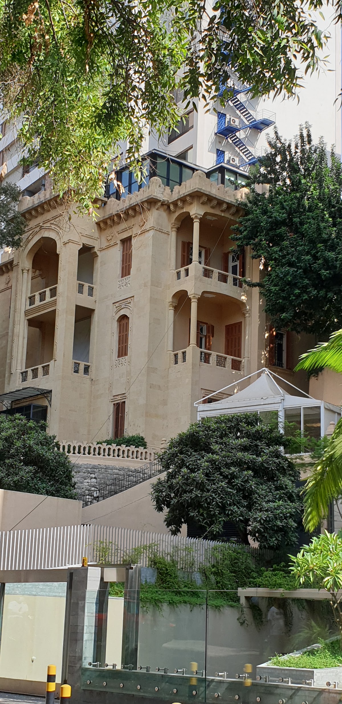 Achrafieh 2BD Garden Apartment — photograph 2