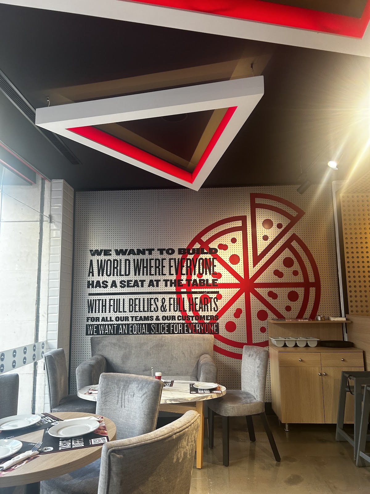 Pizza Hut Zalka — photograph 3