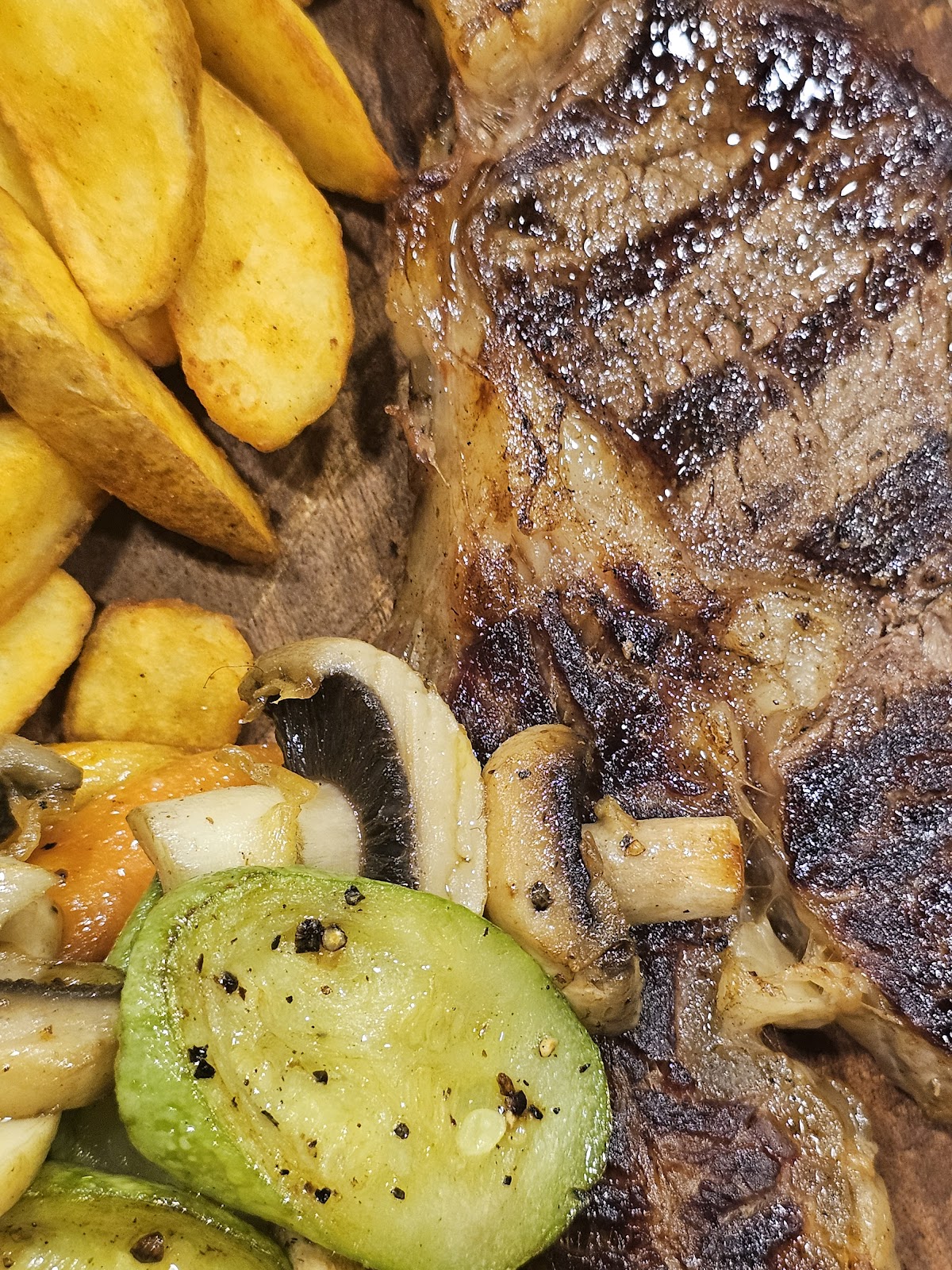 THE BEEF HOUSE — photograph 4